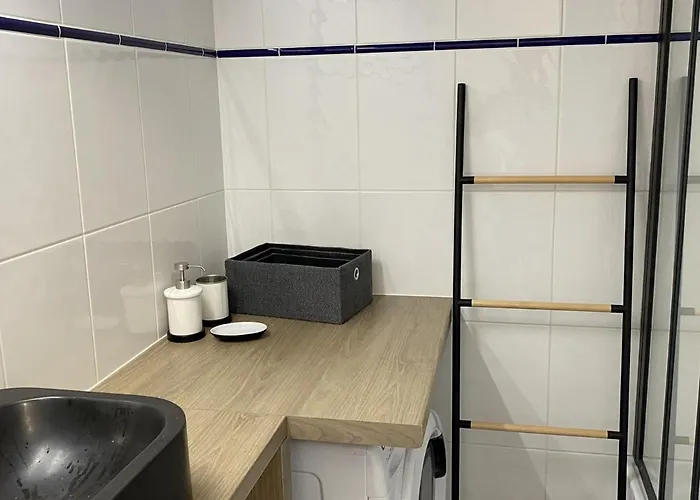 2 Pieces Avec Parking Et Ascenseur, Proche Centre-ville De - Fr-1-487-323 Apartment *